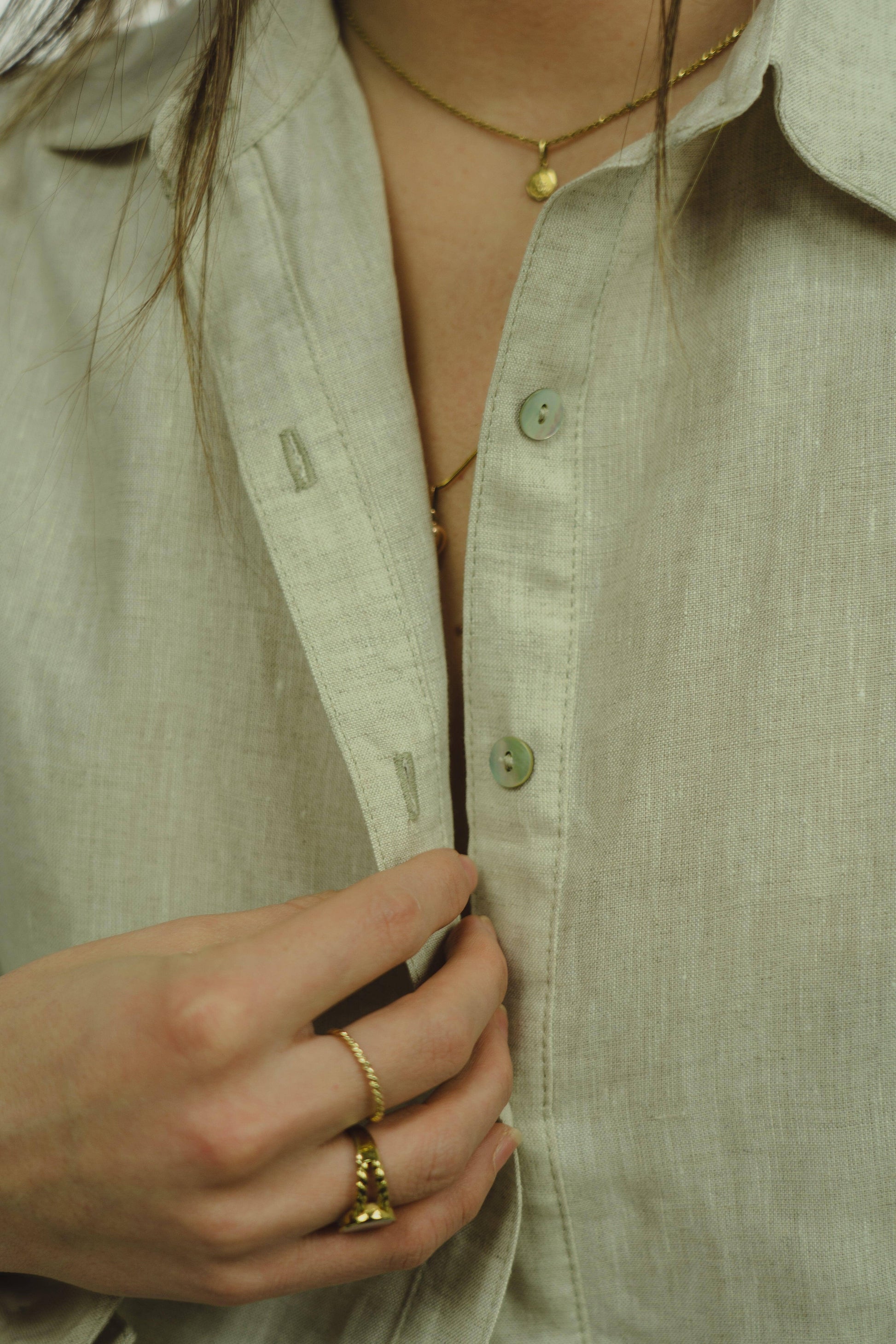 La chemise Oyā lin bouton en nacre